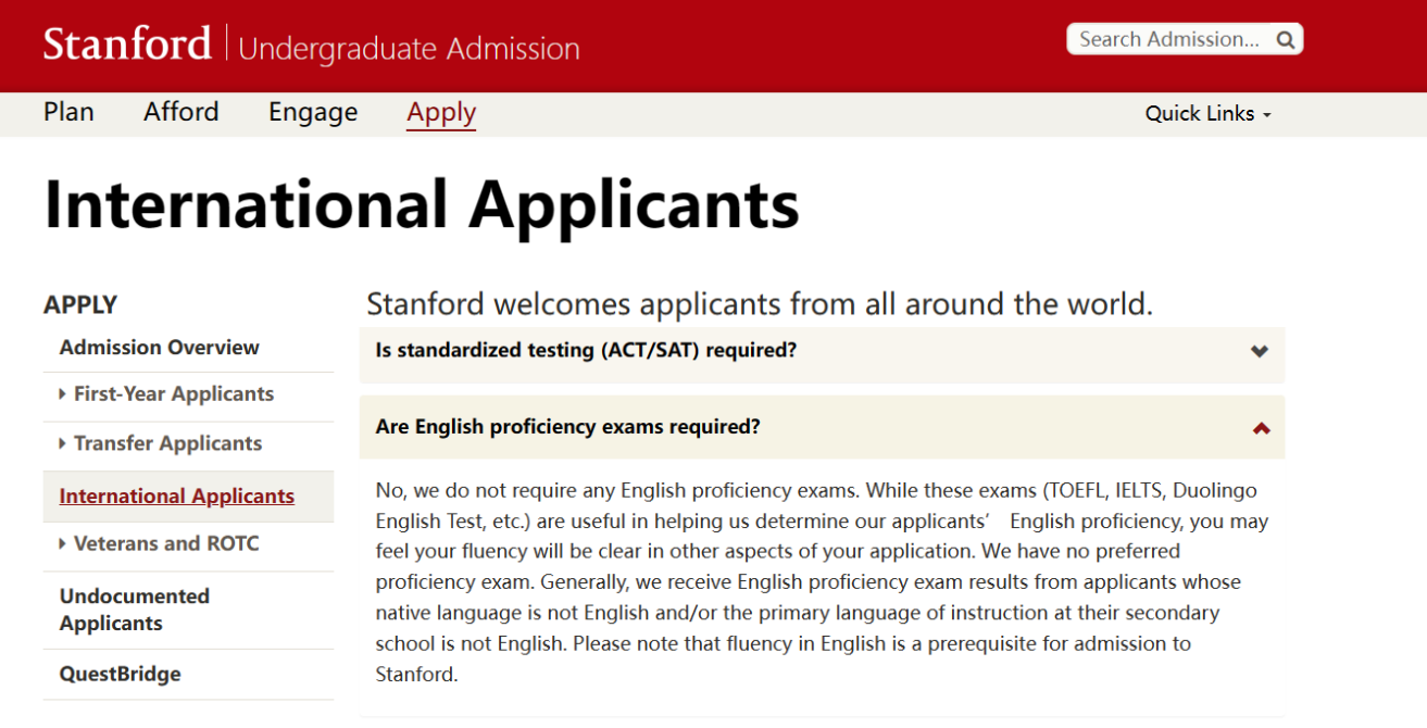 Una captura de pantalla de la página oficial de admisiones de la Universidad de Stanford que detalla su política sobre el examen de dominio del inglés para estudiantes internacionales.