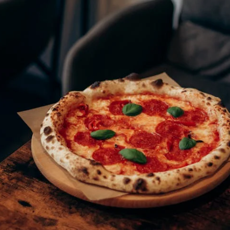 A pizza picture from the Duolingo English Test image description task.